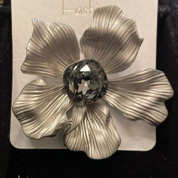 MATTE GRAY FLOWER BROOCH - Picture 1 of 2